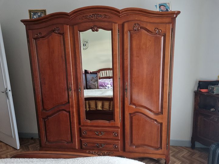 Armoire en merisier style louis xv à Plaisance Meubles de rangement