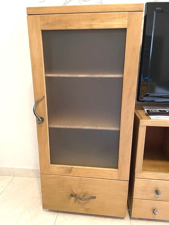 Armoire compacte neuve bois massif sur roulettes à Paris Meubles de